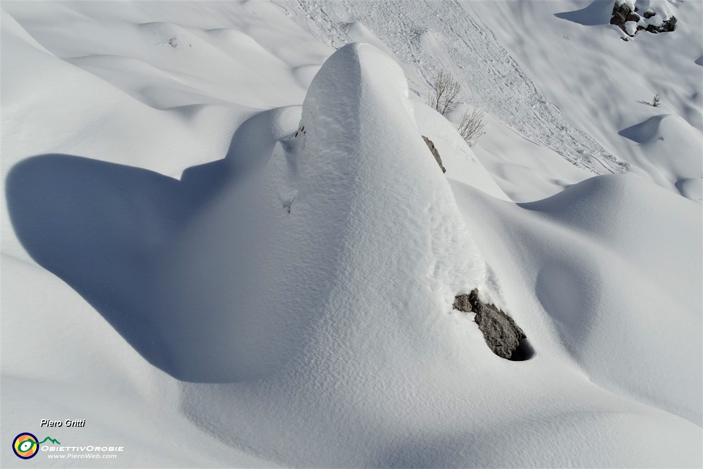 40 Sentiero tra 'dune' di neve.JPG